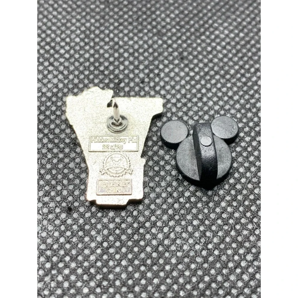 2011 Ludwig Von Drake Disney Hidden Mickey Alphabet V pin duck Professor